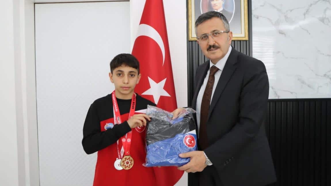 İl Milli Eğitim Müdürümüz Hüseyin KIR Kick Boks Türkiye Şampiyonumuz Evrim Kurtuluş ADIGÜZEL ile görüştü 